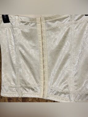 Maidenform Waist Trainer Corset Style Shapewear Ivory Floral Nylon/Spandex Large